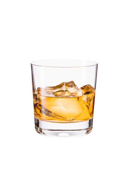 orzeźwiający koktajl whisky na białym - whisky glass ice cube alcohol zdjęcia i obrazy z banku zdjęć