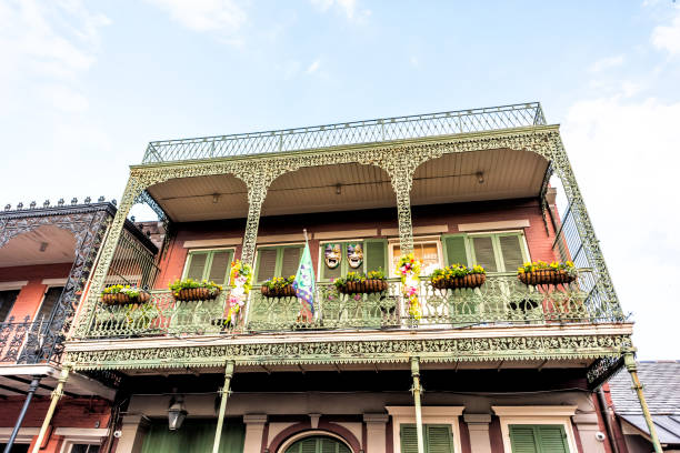 stare miasto royal street w luizjanie słynnego miasta w godzinach wieczornych z żeliwnych balkonów i zielonych kolorach roślin - 11981 zdjęcia i obrazy z banku zdjęć