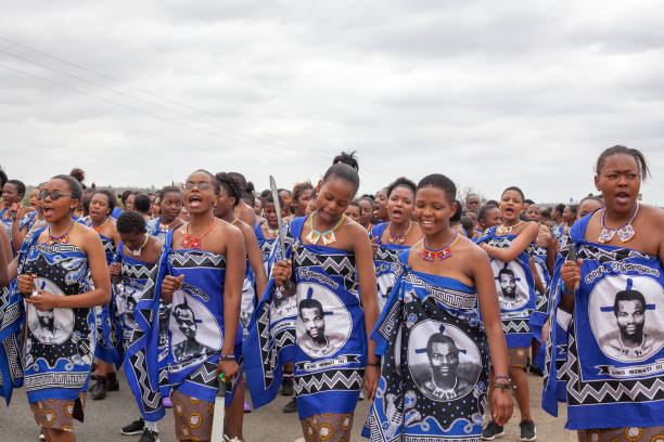 umhlanga reed dance ceremony, annual traditional national rite, one of eight days celebration, young virgin girls with big knives machete go to field to cut reeds, swaziland (eswatini), southern africa - swaziland imagens e fotografias de stock