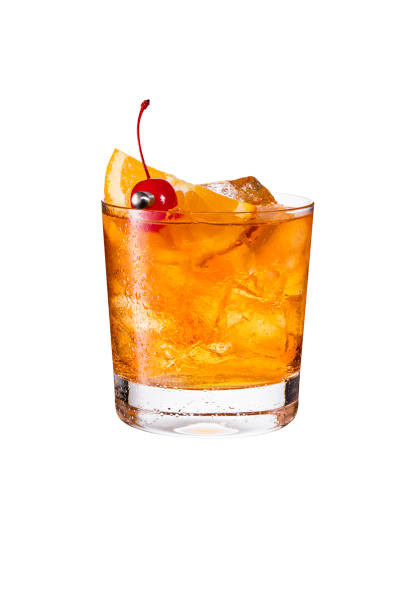 cóctel refrescante moda de viejo borbón en blanco - whisky glass alcohol drink fotografías e imágenes de stock
