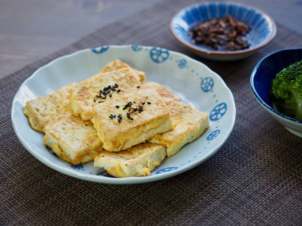asiatisches essen tofu eintauchen und brokkoli und sojasauce - tofu chinese cuisine vegetarian food broccoli stock-fotos und bilder