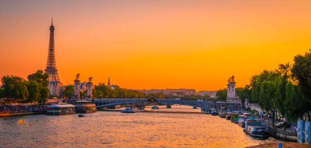 vista al tramonto della torre eiffel e della senna a parigi, francia. - paris france panoramic seine river bridge foto e immagini stock