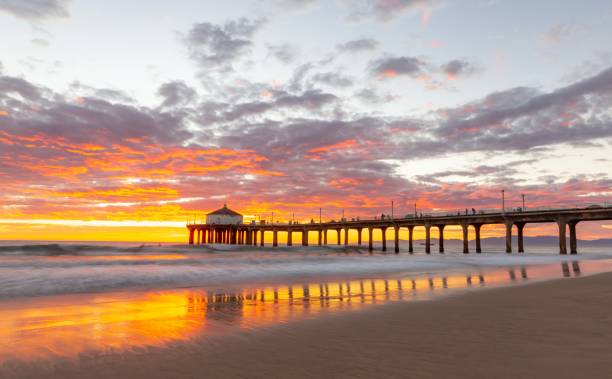 manhattan beach sunset - venice california santa monica pier sunset beach stock-fotos und bilder