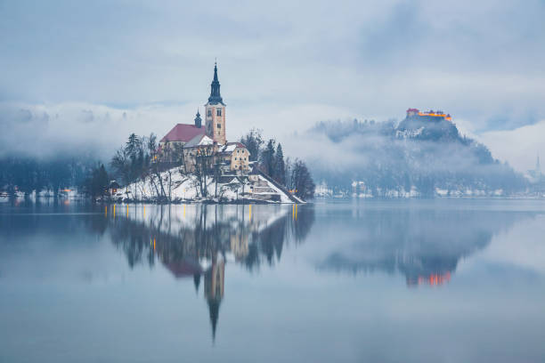 lago bled, eslovenia, europa - castle slovenia winter snow fotografías e imágenes de stock