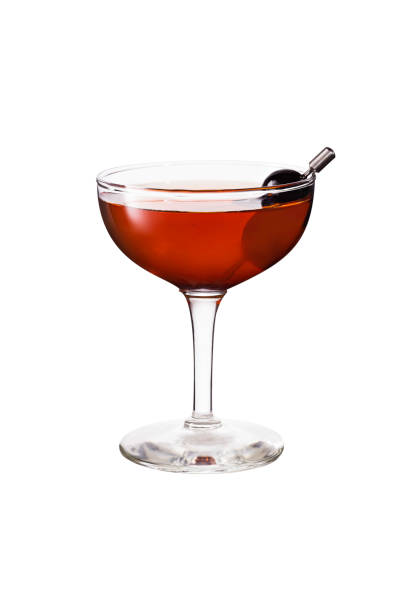 rinfrescante bourbon manhattan cocktail su bianco - manhattan foto e immagini stock