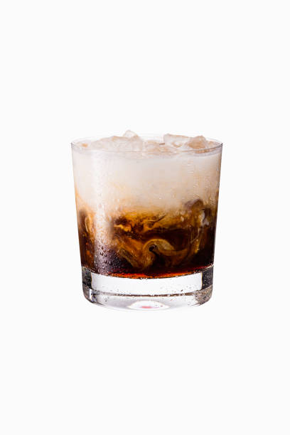 cocktail rafraîchissant de russe blanc sur blanc - liqueur color image isolated nobody photos et images de collection