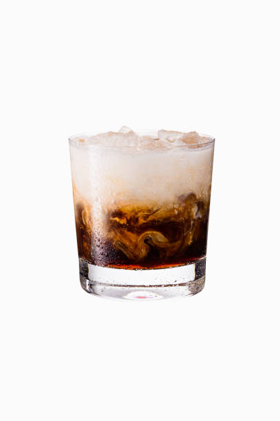 cocktail refrescante de russo branco sobre branco - cream liqueur - fotografias e filmes do acervo