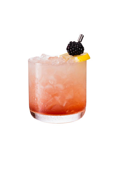 rafraîchissante blackberry gin bramble sur blanc - liqueur color image isolated nobody photos et images de collection