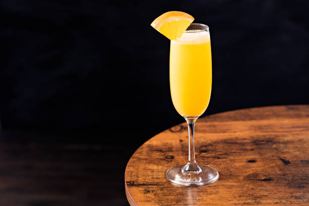 vodka orange juice mimosa cocktail - hard liqueur imagens e fotografias de stock