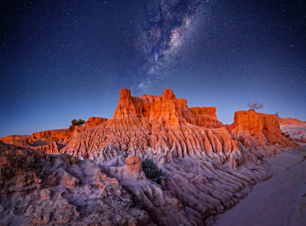 cielo notturno stellato sull'outback desert australia - outback foto e immagini stock