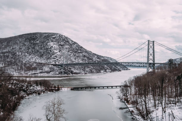 el puente de la montaña del oso en invierno - estado de nueva york - bear mountain bridge fotografías e imágenes de stock