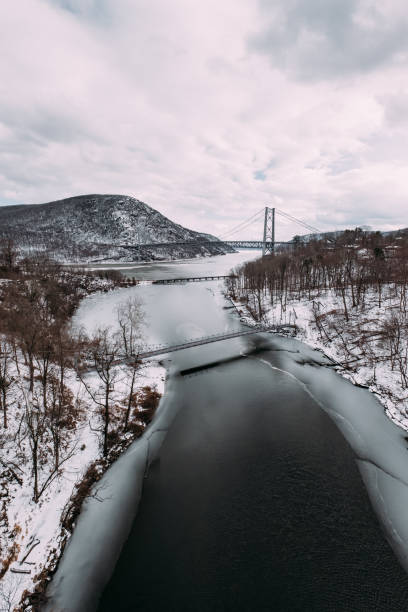 el puente de la montaña del oso en invierno - estado de nueva york - bear mountain bridge fotografías e imágenes de stock