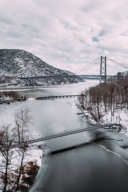 el puente de la montaña del oso en invierno - estado de nueva york - bear mountain bridge fotografías e imágenes de stock