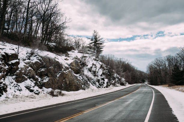 snowy road in harriman state park - new york state - corner marking fotos imagens e fotografias de stock