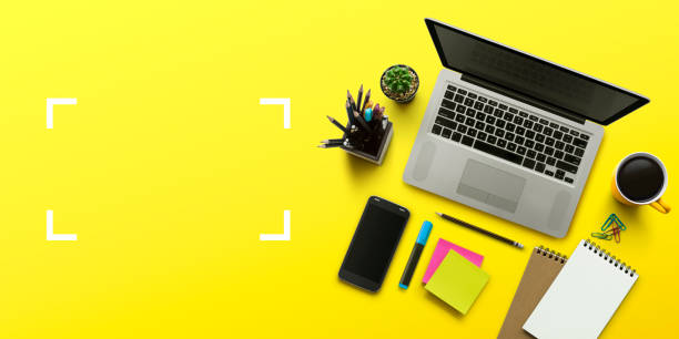 Office workplace with laptop, notebook, office supplies and stationery on yellow background. Solution, business planning, creative, design, learning, start up or working flat lay top view concept. trabajo de oficina con ordenador portátil, notebook, fuentes de oficina y papelería sobre fondo amarillo. solución de negocio planificación, creatividad, diseño, aprendizaje, puesta en marcha o trabajar concepto de endecha plana vista desde arriba.