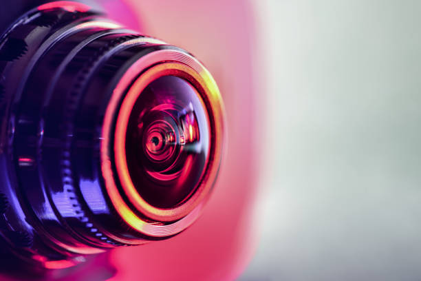 widok z boku kamery z czerwono-fioletowym podświetleniem. fotografia pozioma - spy cam zdjęcia i obrazy z banku zdjęć