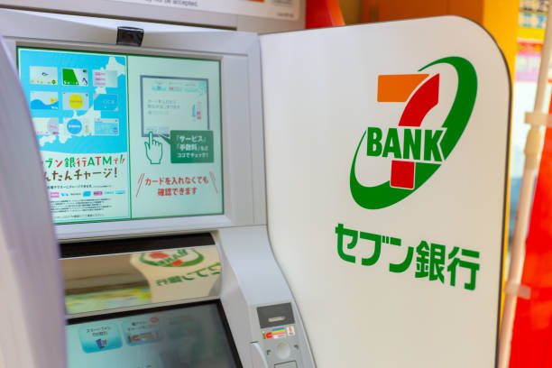 セブン銀行は、2019 年 1 月 18 日大阪、日本のセブン-イレブン店舗に設置された 7 & i ホールディングスの atm お金サービスによって日本の銀行。 - convenience ストックフォトと画像