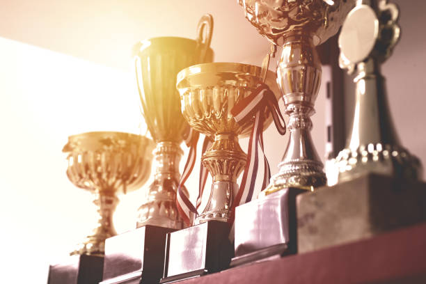 grupo de trofeos en el estante - ribbon award perfection winning fotografías e imágenes de stock
