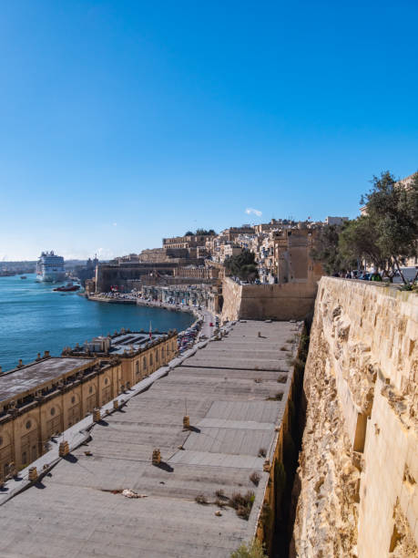 バレッタのマルタの文化ユネスコ世界遺産サイトです。マルタの南東部にバレッタの市があります。 - looking at view on top of nautical vessel high section ストックフォトと画像