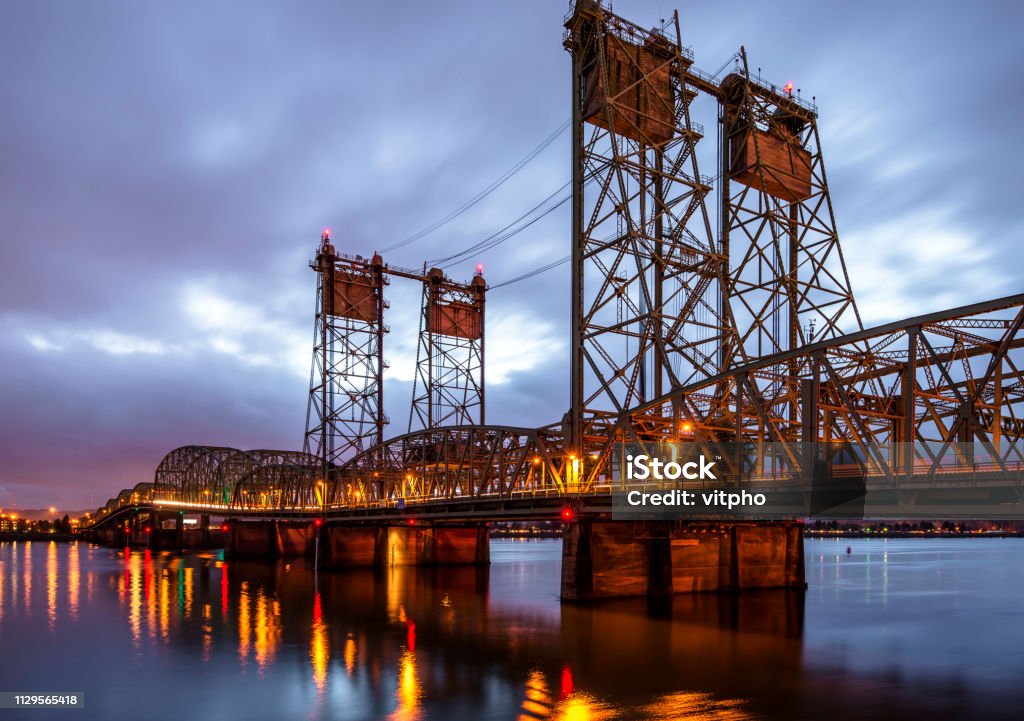 Levage de pont Interstate Columbia au-dessus de la rivière Columbia reliant l’Oregon et Washington et brille avec des lumières colorées soirée - Photo de Amérique du Nord libre de droits