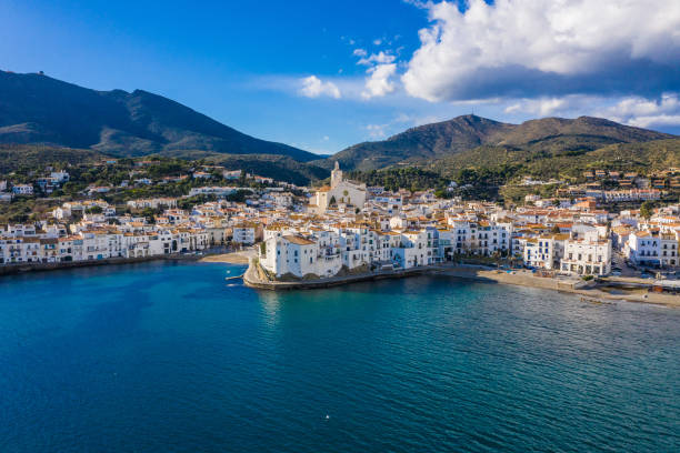 niesamowite zdjęcie z lotu ptaka panoramiczny cadaques małe cizy miasta nad morzem w hiszpanii. słoneczny dzień i duże chmury. góry. przyroda - cadaques zdjęcia i obrazy z banku zdjęć