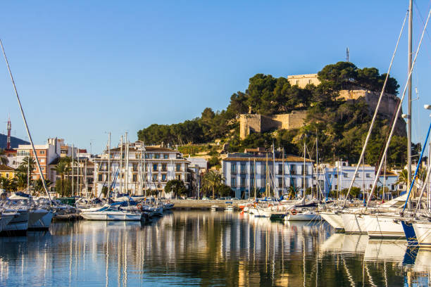 vista panorámica del paseo de puerto marina de denia y castillo - dénia fotografías e imágenes de stock