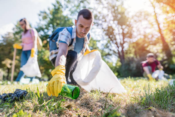 students cleaning the local park from trash - sustainable resources environment education cleaning imagens e fotografias de stock