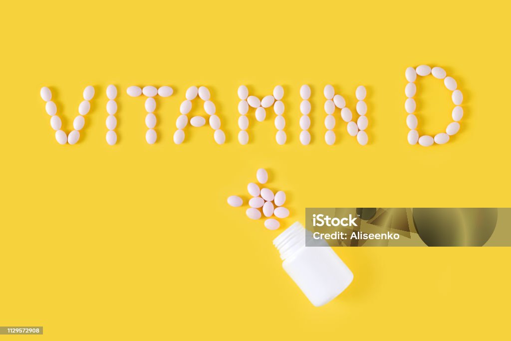 D vitamini hapları şişe sarı zemin üzerine düştü. Yat, görünümü, ücretsiz kopya alanı top. - Royalty-free D harfi Stok görsel