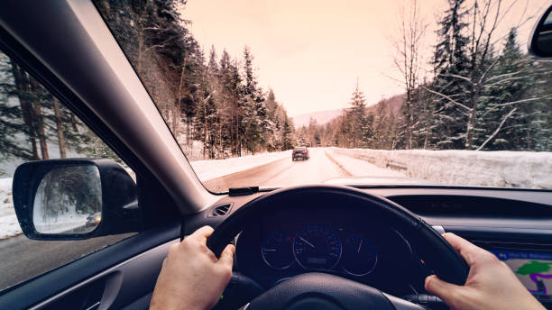 vista panorámica de una carretera con nieve cubre el paisaje mientras nevando en invierno temporada - pov, primera persona vista tiro - off road vehicle snow 4x4 driving fotografías e imágenes de stock