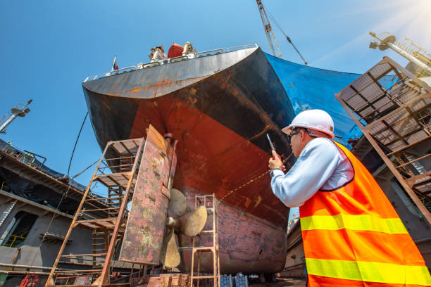 working duty - crane shipyard construction pulley imagens e fotografias de stock