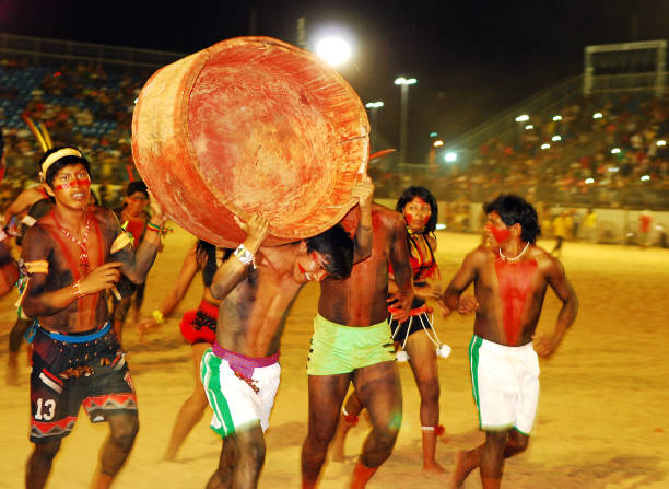 브라질 토착 원주민 트렁크와 "corrida 드 tora" 릴레이 레이스에 참여 한다. - men male masculinity indian culture 뉴스 사진 이미지