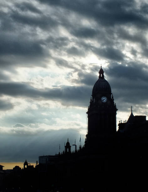 ayuntamiento de leeds con la torre victoriana y reloj en silueta al atardecer con nubes - leeds england leeds town hall town town hall fotografías e imágenes de stock