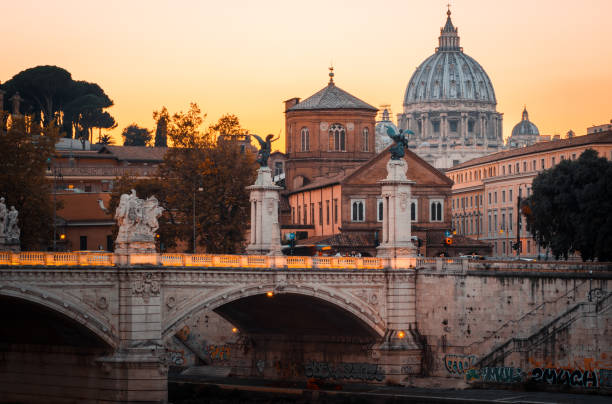 로마의 도시 건물, tiber 강 및 바티칸의 성 베드로 대성당의 돔 다리와 석양의 풍경 - statue architecture st peters basilica vatican 뉴스 사진 이미지