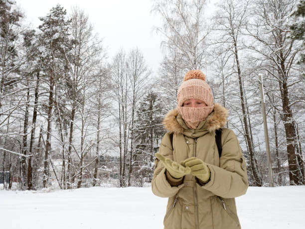 retrato feminino na rua inverno - gola alta - fotografias e filmes do acervo