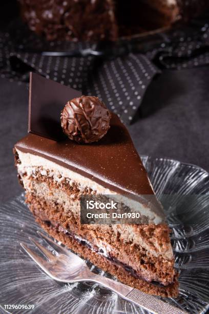 Torta Al Cioccolato Biscotto Arioso E Crema Di Panna E Cioccolato - Fotografie stock e altre immagini di Bianco