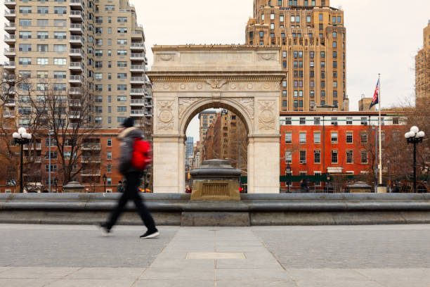 washington square park, nyc - washington square triumphal arch stock-fotos und bilder