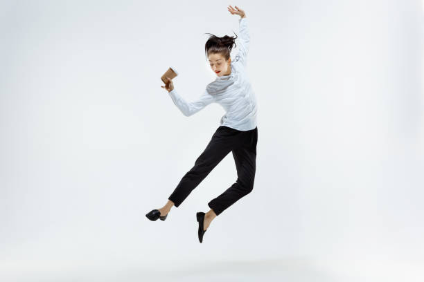 행복 한 비즈니스 우먼 춤과 미소 흰색 절연. - jumping business women dancing 뉴스 사진 이미지