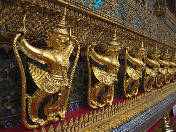 temple du bouddha émeraude - garuda bangkok thailand gold photos et images de collection