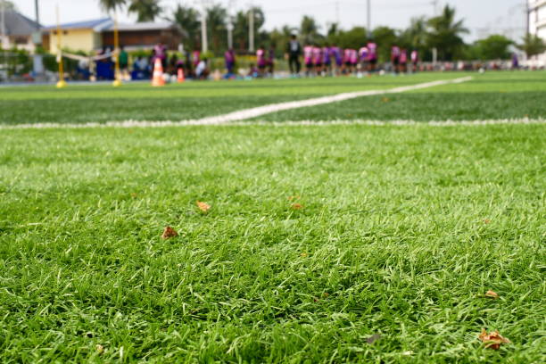 decoração verde grama artificial uso para esporte - soccer soccer field artificial turf man made material - fotografias e filmes do acervo