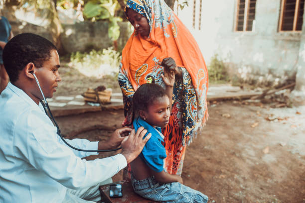 medico incontra bambino africano - africa orientale foto e immagini stock