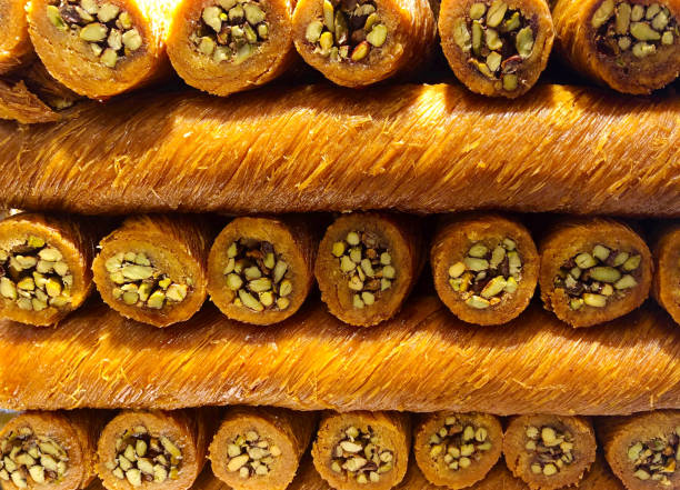 desserts turcs - sarma fıstıklı kadayıf - cooked in a row traditional culture indoors photos et images de collection