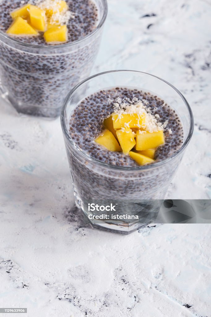 Mango Chia Pudding Mandel-Milch in Gläsern - Lizenzfrei Abnehmen Stock-Foto