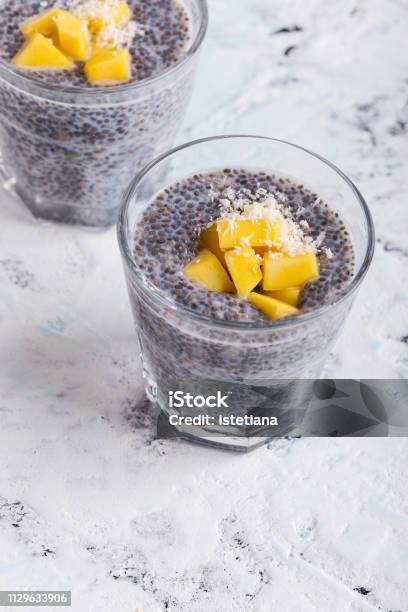 Mango Chia Pudding Mandelmilch In Gläsern Stockfoto und mehr Bilder von Abnehmen - Abnehmen, Ansicht aus erhöhter Perspektive, Antioxidationsmittel