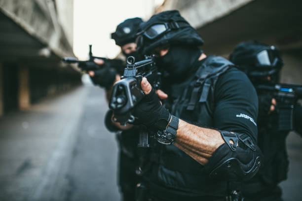 istock Special police force team in action 1129635483