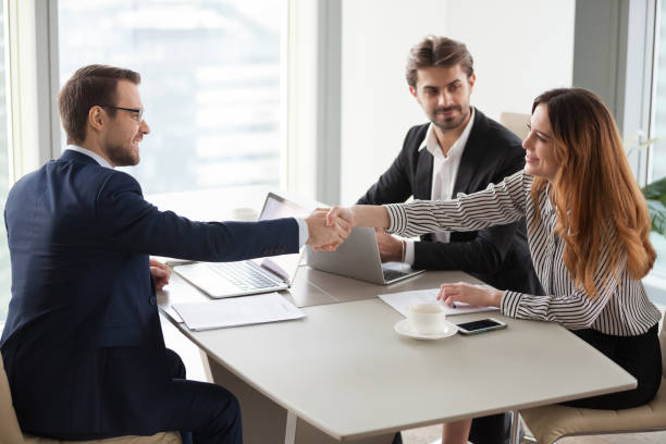 empresária de aperto de mão do empresário fazer acordo, terminando as negociações do grupo - financial occupation business shaking human hand - fotografias e filmes do acervo