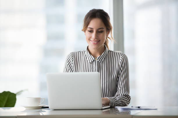 exécutif de femme d’affaires heureux travaillant en ligne sur ordinateur portable au bureau - computer language internet computer e mail photos et images de collection