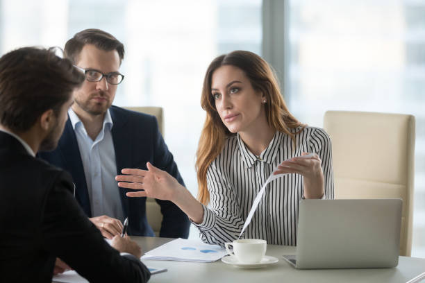 財務報告書の誤りに関して従業員との競合を持っている不満の執行 - businesswoman frustration rudeness business ストックフォトと画像