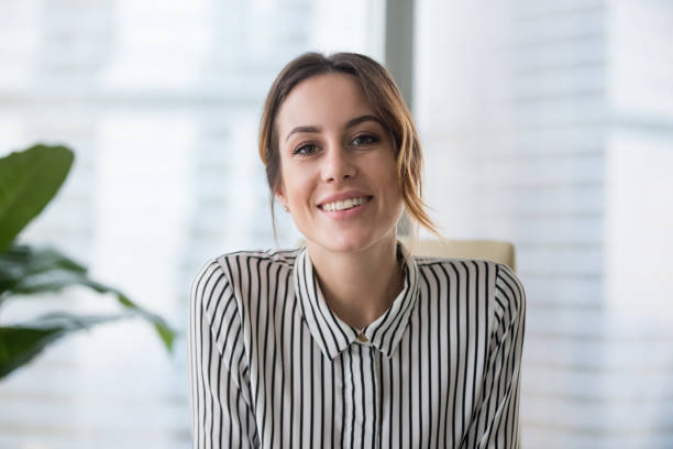 lächelnde geschäftsfrau kamera webcam machen telefonkonferenz unternehmen betrachten - business women people portrait stock-fotos und bilder