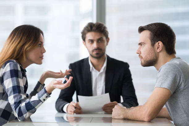 cónyuges se dividen en disputa sobre el acuerdo de divorcio en la oficina de abogados - mediación fotografías e imágenes de stock