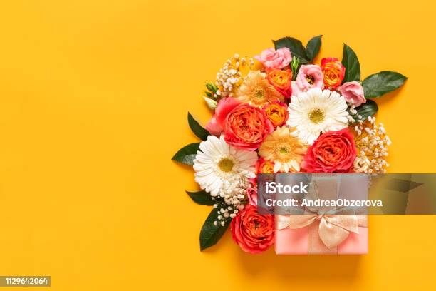 Photo libre de droit de Bonne Fête Des Mères Femmes Jour Saint Valentin Ou Anniversaire Pastel Candy Couleurs Darrièreplan Floral Plat Laïc Carte De Voeux Avec Beautifuly Enveloppé Présent Et Copier Lespace banque d'images et plus d'images libres de droit de Fleur - Flore